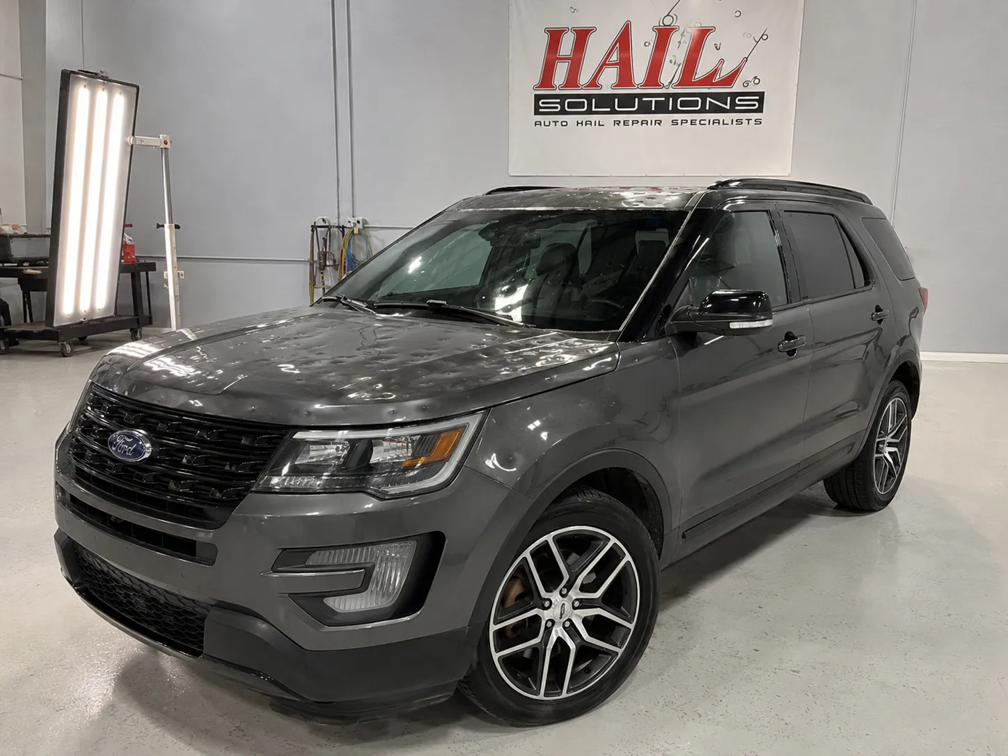 2018 Ford Explorer hail damage repair in Kansas City, MO — detail photo 1
